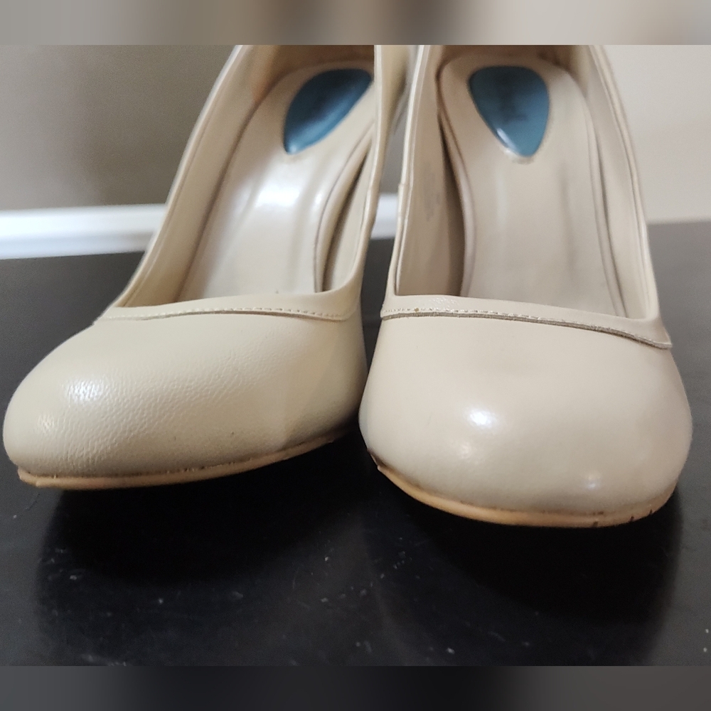 Fitzwell posh pumps in cream - Picture 2 of 7